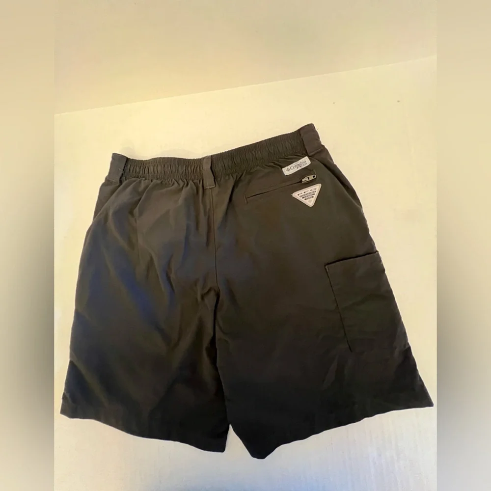 COLUMBIA OMNI-SHADE SUN PROTECTION GRAY BOYS LARGE (14-16) SHORTS